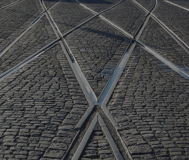 Rails centrés qui se croisent