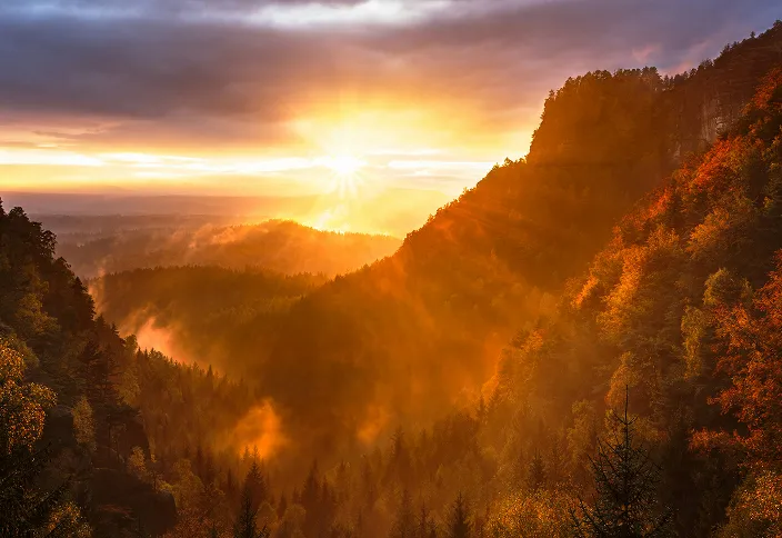 Lever de soleil dans les montagnes d'automne