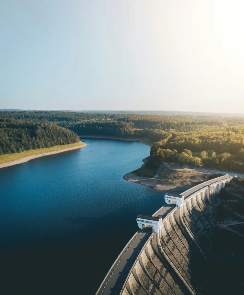 Barrage au niveau d'un fleuve